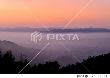 亀岡盆地の雲海 75067051