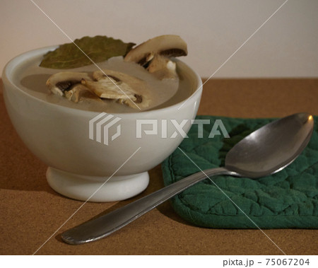 Delicious mushroom cream soup with mushrooms and bay leaf 75067204