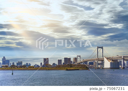 [東京・港区] 東京港の鳥の島とレインボーブリッジの風景と高層雲の空。 75067231