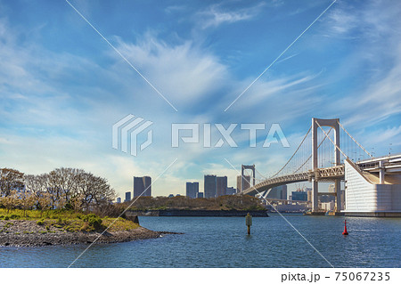 [東京・港区] 東京港の鳥の島と品川第六台場跡とレインボーブリッジの風景。 75067235