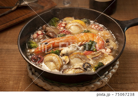 ワインが美味しい赤えび自慢の海鮮アヒージョ 75067238