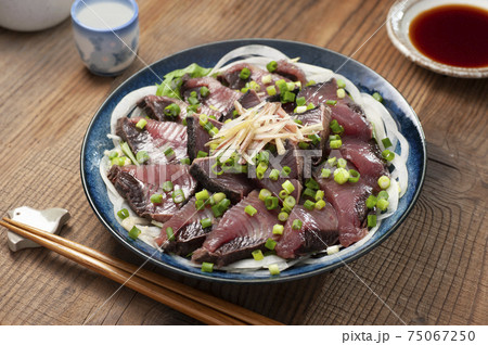 酒が進むカツオのたたき 75067250