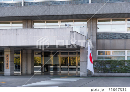 【人がいないお正月の国土交通省正面玄関】 75067331