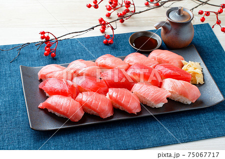 お寿司（マグロづくし、鮪、大トロ、赤身、中トロの握りもりあわせ）上列が大トロ、真ん中列が赤身、下列がの写真素材 [75067717] - PIXTA