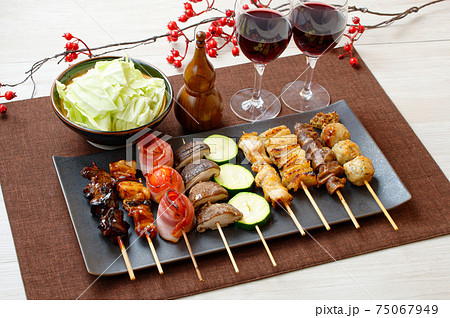焼き鳥 やきとり 串焼き 串盛りイメージ 赤ワインとキャベツを添えて の写真素材 75067949 Pixta