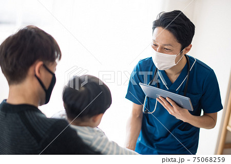 マスクする小児科医・子供の病院イメージ 75068259