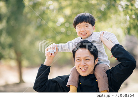 子供と遊ぶ父親・育児に積極的な男性イメージ 75068354