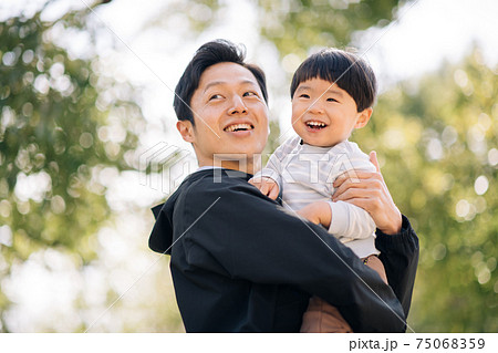 子供と遊ぶ父親・育児に積極的な男性イメージ 子供と遊ぶ父親・育児に積極的な男性イメージ 75068359