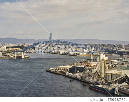 なみはや大橋から見る大阪の市街地と港の風景 75068772
