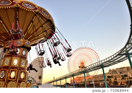 よこはまコスモワールドで遊ぶ人々 75068944