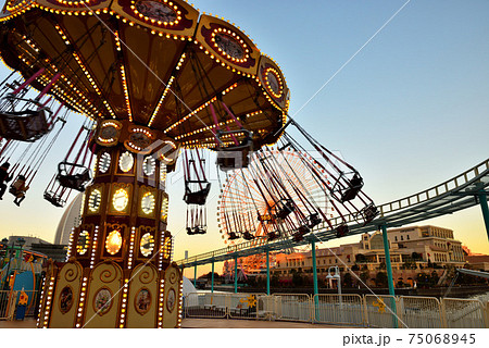 よこはまコスモワールドで遊ぶ人々 よこはまコスモワールドで遊ぶ人々 75068945