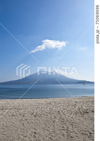 磯海水浴場から見る錦江湾と桜島 75069096