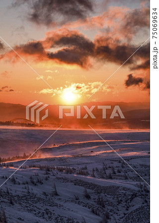 朝焼けの美ヶ原高原（長野県） 75069634