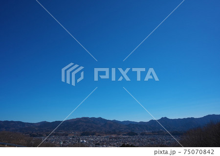 快晴の日の秩父市の街並み 快晴の日の秩父市の街並み 75070842