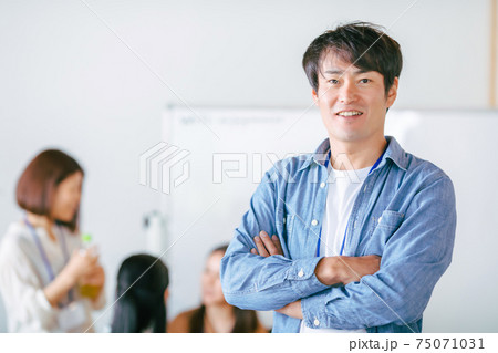 カジュアルな服装のビジネスマン 75071031
