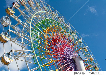 下から見上げた観覧車 下から見上げた観覧車 75071156