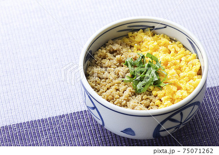 肉味噌のそぼろ丼5 肉味噌のそぼろ丼5 75071262