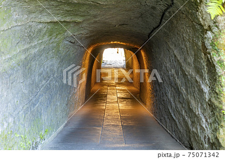【神奈川県】鎌倉 銭洗弁財天のトンネル 【神奈川県】鎌倉 銭洗弁財天のトンネル 75071342
