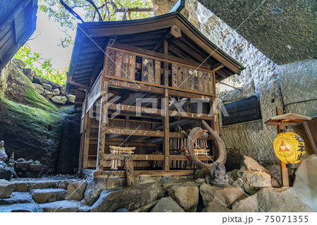 【神奈川県】鎌倉　銭洗弁財天の奥宮 75071355