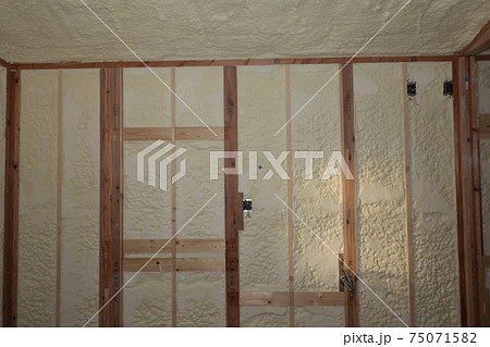 戸建て住宅の吹付け断熱 75071582