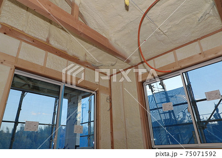 戸建て住宅の吹付け断熱 戸建て住宅の吹付け断熱 75071592