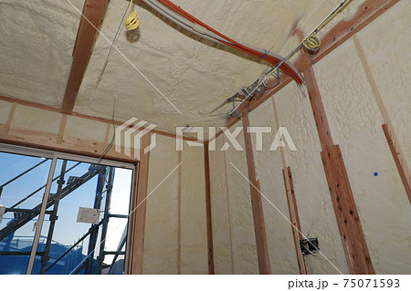 戸建て住宅の吹付け断熱 75071593