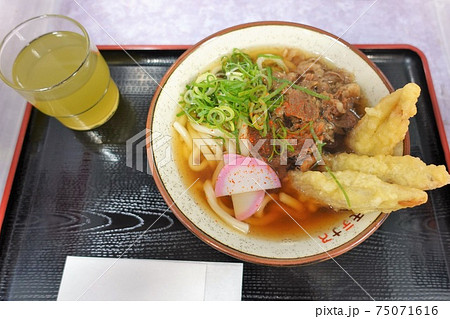 中国道王司PA名物 肉ごぼう天うどん 一味でどうぞ 中国道王司PA名物 肉ごぼう天うどん 一味でどうぞ 75071616
