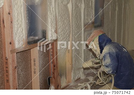 戸建て住宅の吹付け断熱の作業 戸建て住宅の吹付け断熱の作業 75071742