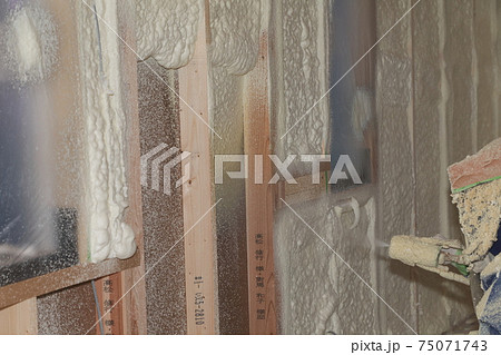 戸建て住宅の吹付け断熱の作業 戸建て住宅の吹付け断熱の作業 75071743