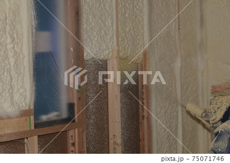 戸建て住宅の吹付け断熱の作業 戸建て住宅の吹付け断熱の作業 75071746