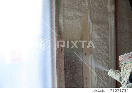 戸建て住宅の吹付け断熱の作業 戸建て住宅の吹付け断熱の作業 75071754