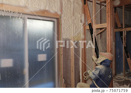 戸建て住宅の吹付け断熱の作業 75071759