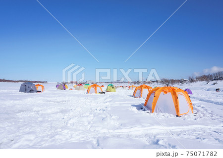 ワカサギ釣りのテント 75071782