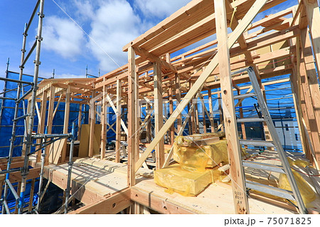 晴れの日の新築住宅上棟 晴れの日の新築住宅上棟 75071825