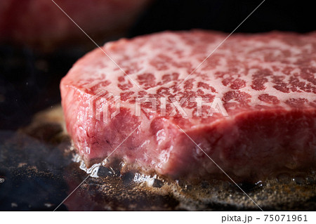 牛もも肉厚切りステーキ 75071961