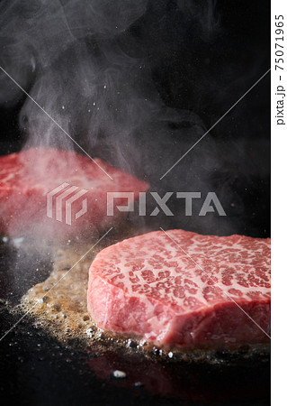 牛もも肉厚切りステーキ 75071965