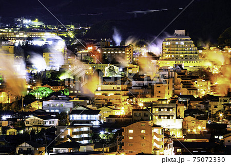 大分県別府市　鉄輪温泉　湯けむり展望台から見た美しい夜景 75072330