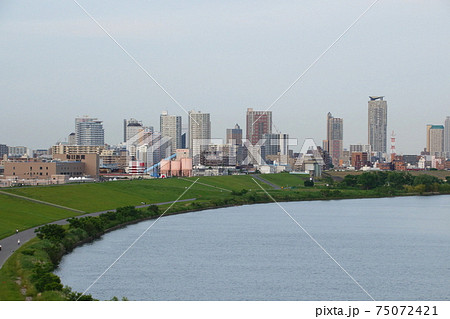 川口の高層マンション群と荒川放水路 75072421