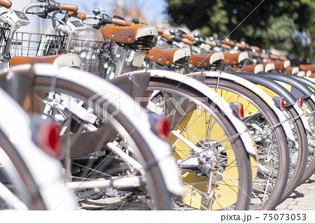 ステーションに並んだレンタサイクル 75073053