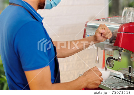 Coffeeshop barista making coffee 75073513