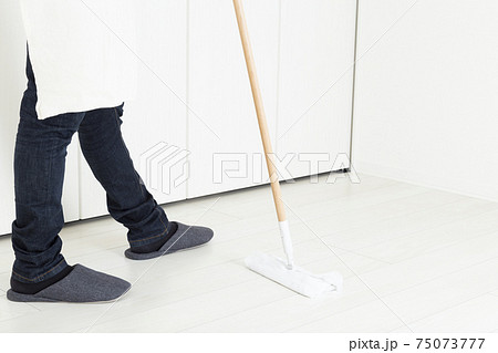 床を掃除する男性 75073777