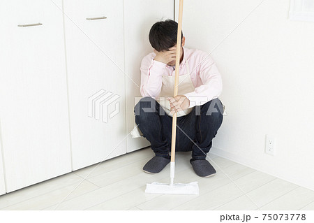 座り込む男性 座り込む男性 75073778
