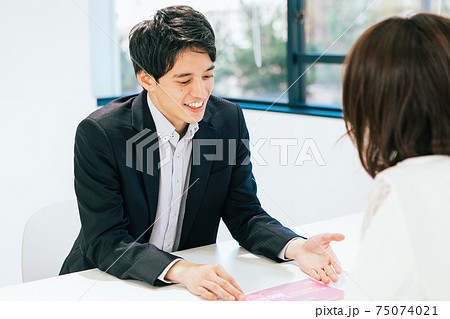 接客をする男性 75074021