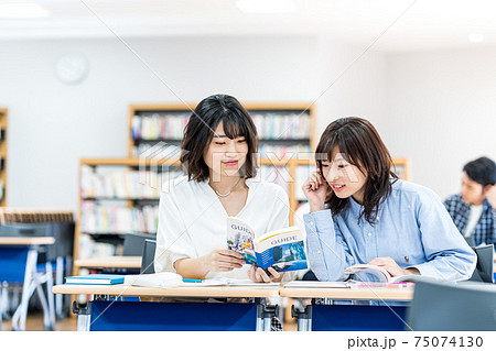 教室で授業を受ける女子大学生　撮影協力：中央工学校附属日本語学校 75074130