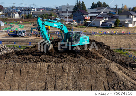 働く車パワーショベルカー建設現場住宅の整地基礎工事の写真 働く車パワーショベルカー建設現場住宅の整地基礎工事の写真 75074210