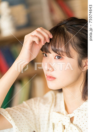 10代後半女子の前髪の写真素材 10代後半女子の前髪の写真素材