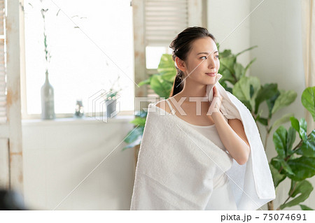 汗を拭く20代女性 汗を拭く20代女性 75074691