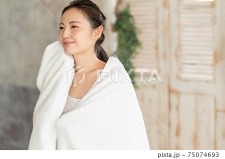 汗を拭く20代女性 75074693