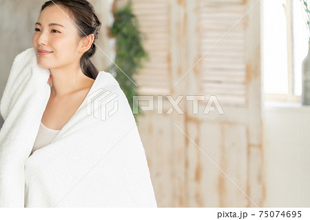 汗を拭く20代女性 75074695