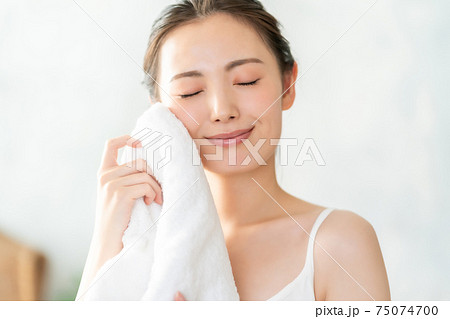 汗を拭く20代女性 汗を拭く20代女性 75074700